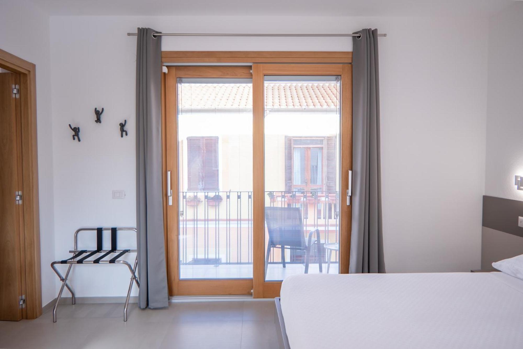 Nuova -Luxury Rooms & Apartment- Olbia Bagian luar foto